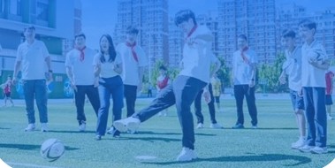 Học sinh vận động ngoài trời tại sân trường
